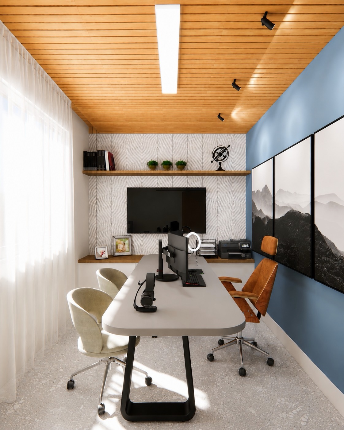 Home office com teto ripado de madeira, parede azul e luz natural